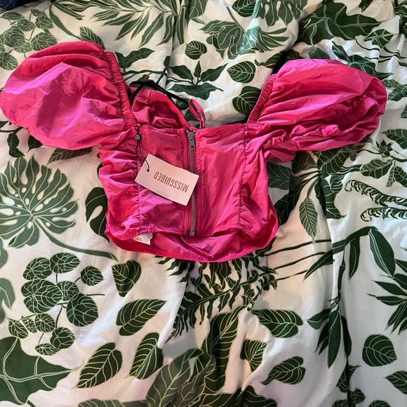 MISSGUIDED hot pink tie bust front cutout cap sleeve crop top - Picture 2 of 2